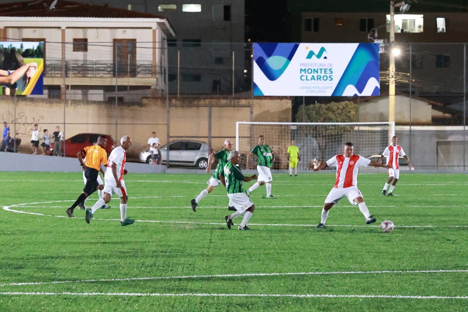 Prefeitura de Montes Claros inaugura campo com gramado sintético