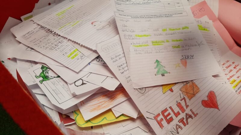 De bola a cesta básica: Papai Noel dos Correios ainda tem cartinhas para adoção no ES; saiba como participar