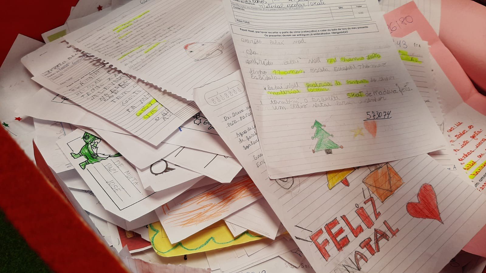 De bola a cesta básica: Papai Noel dos Correios ainda tem cartinhas para adoção no ES; saiba como participar