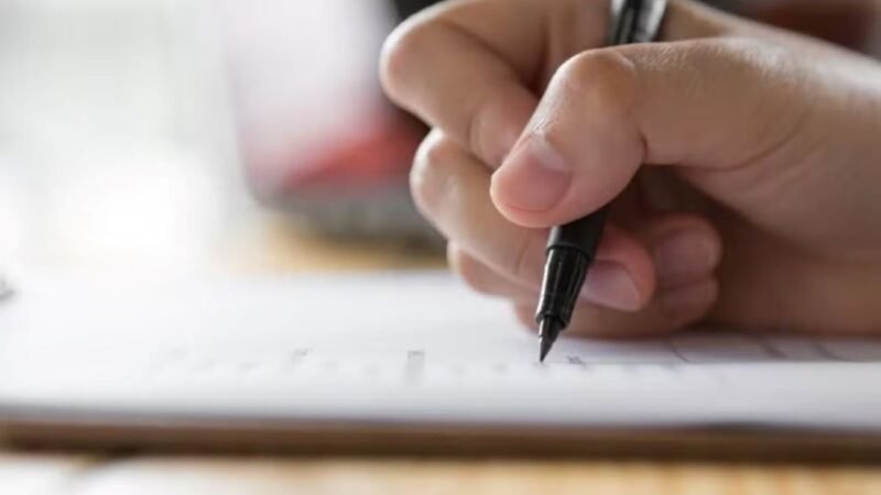 Concursos e seleções em PE oferecem mais de 1,8 mil vagas com salários de até R$ 10 mil; saiba como se inscrever