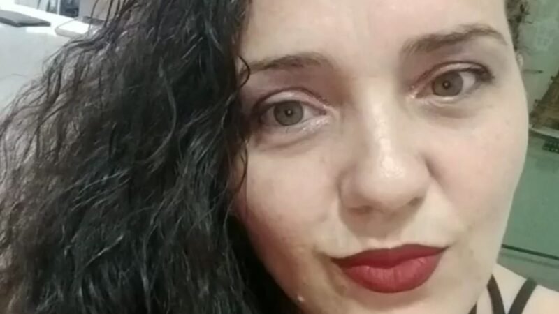 Menino de 6 anos viu mãe ser morta a facadas pelo pai e tentou impedir agressões, diz delegada: ‘Estava ali com sangue no corpo’