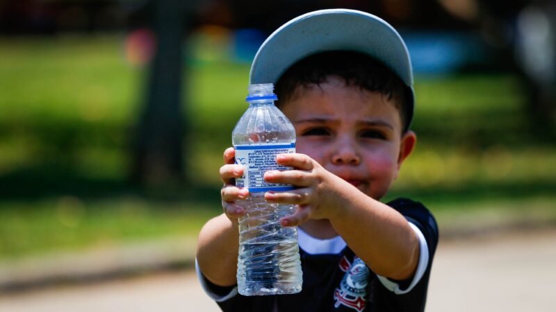 Desidratação no calor: xixi é ‘termômetro’ para evitar quadro; crianças e idosos correm maior risco