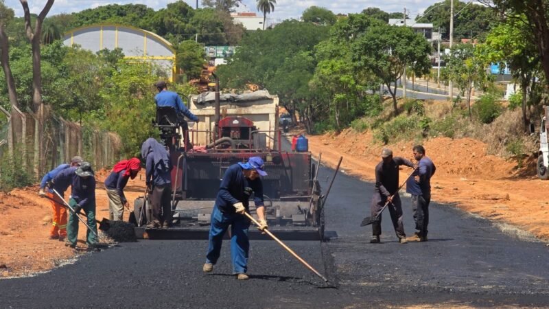 Prefeitura de Montes Claros pavimenta a avenida nova do Morada do Parque