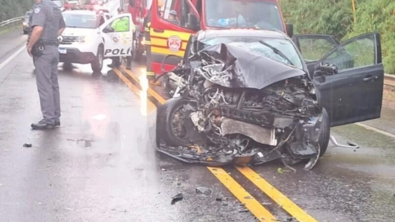Aquaplanagem provoca batida entre dois carros e deixa feridos em rodovia no interior de SP