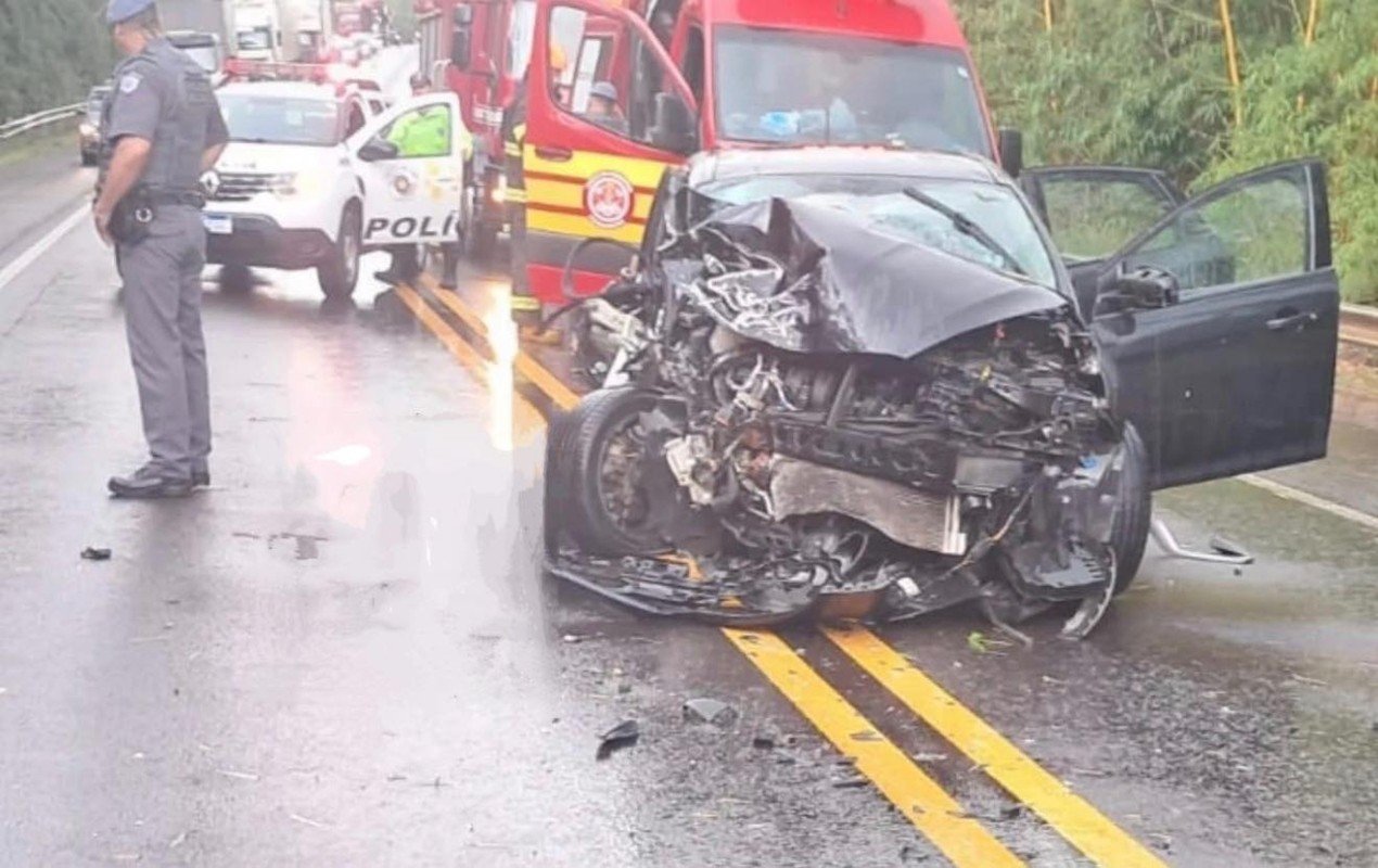 Aquaplanagem provoca batida entre dois carros e deixa feridos em rodovia no interior de SP