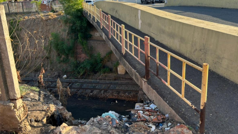 Crea faz vistoria em trecho de linha férrea com buracos, lixo e esgoto que ameaçam estrutura em Teresina