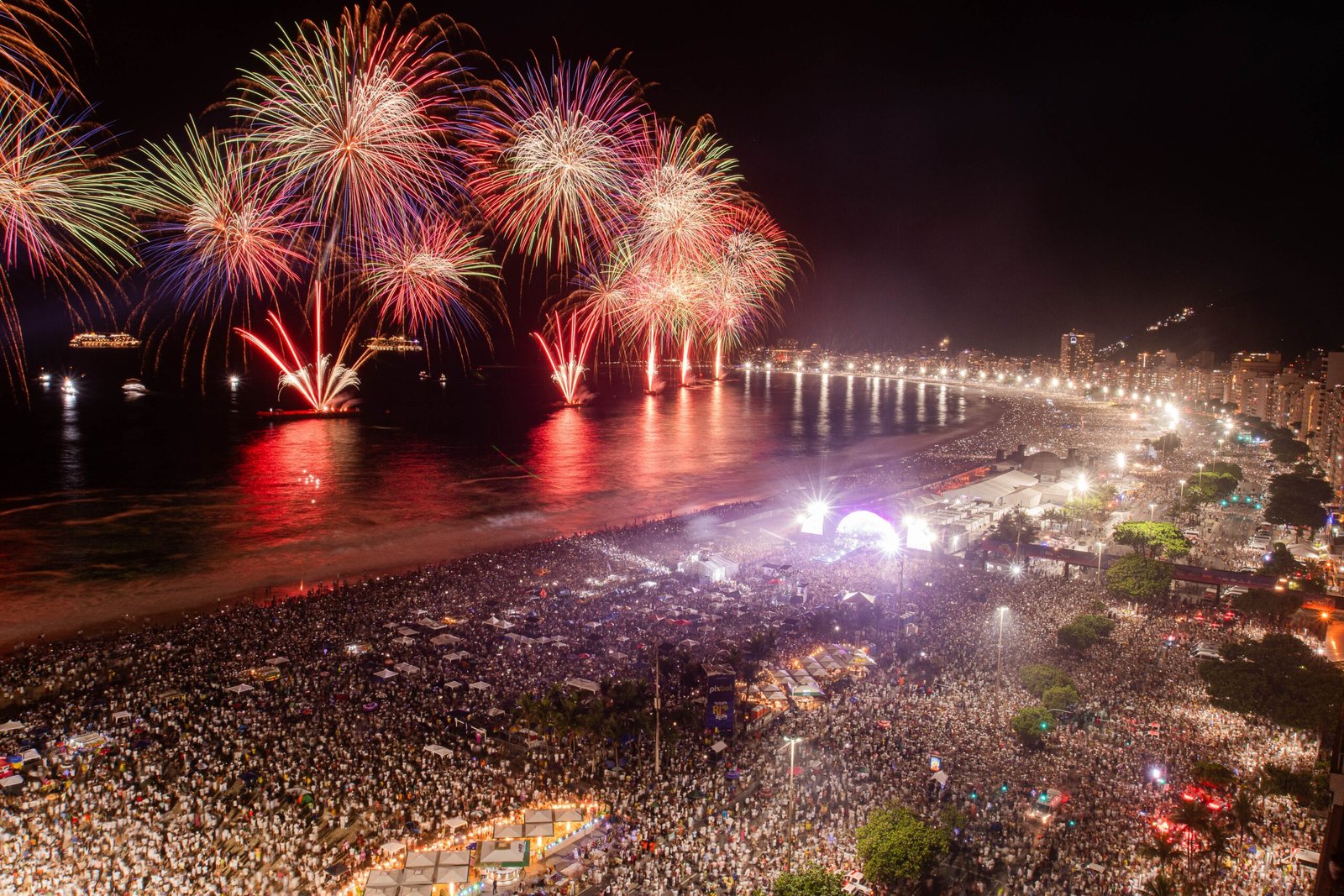 Vai chover na hora da virada? Veja como fica o tempo no último dia de 2025