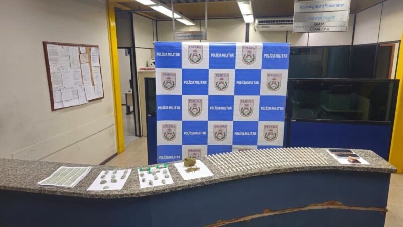 Jovem e mulher são detidas por suspeita de envolvimento com o tráfico de drogas em Barra Mansa