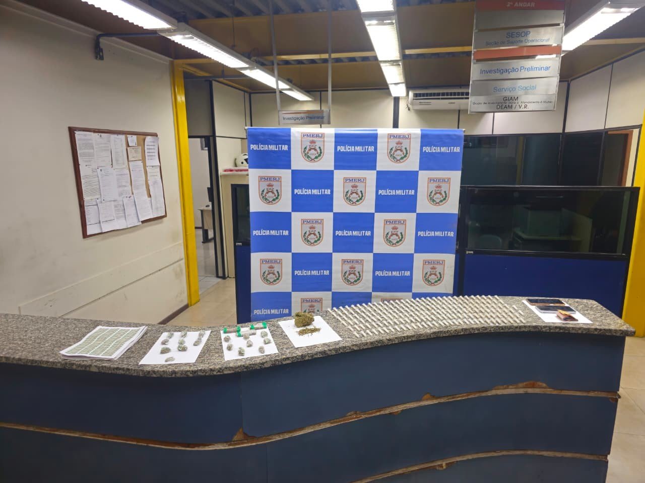 Jovem e mulher são detidas por suspeita de envolvimento com o tráfico de drogas em Barra Mansa