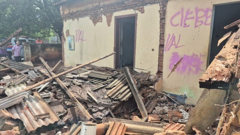 Parte de casa desaba após infiltração causada pela chuva no interior de SP