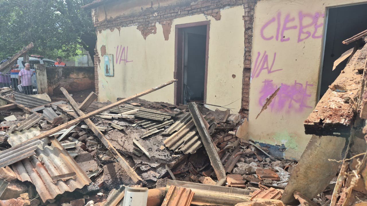 Parte de casa desaba após infiltração causada pela chuva no interior de SP