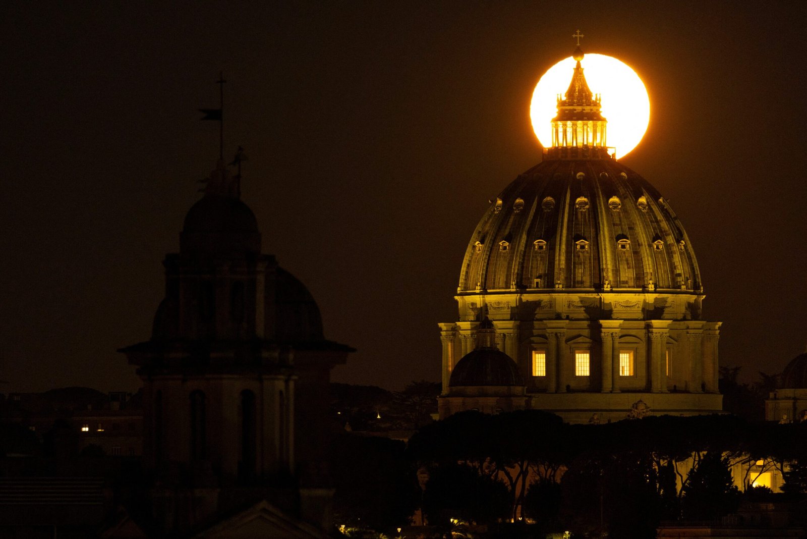 Lua cheia deste sábado é a primeira superlua do ano? Entenda o que dizem os especialistas