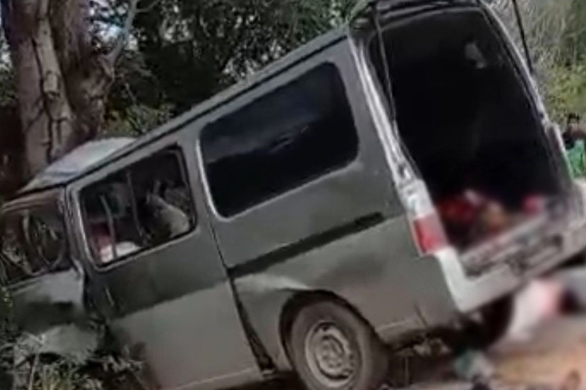 Adolescente dirigia van que bateu em árvore e matou 12 pessoas da mesma família na Bolívia