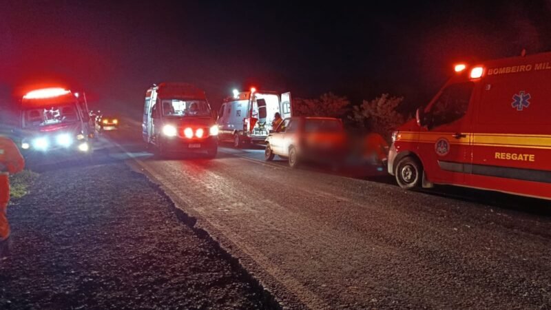 Nove pessoas ficam feridas em acidente entre dois carros na MG-401 em Jaíba