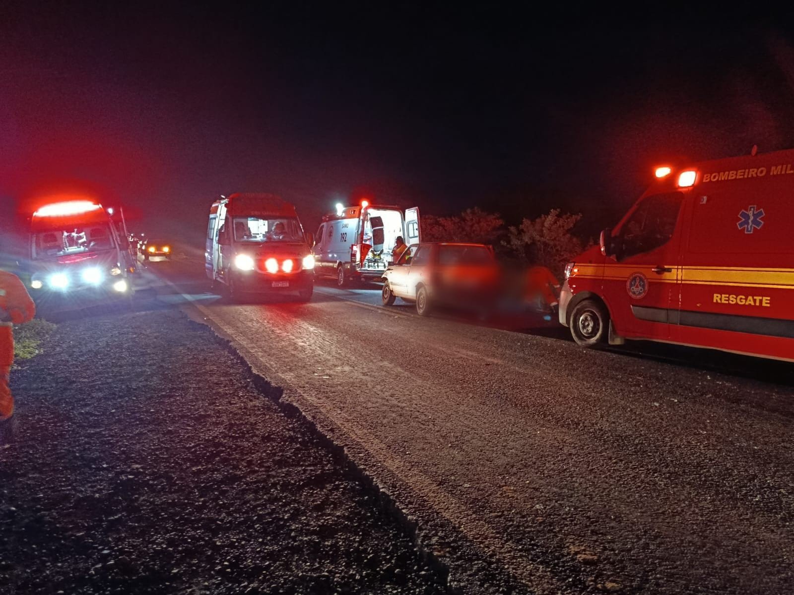 Nove pessoas ficam feridas em acidente entre dois carros na MG-401 em Jaíba