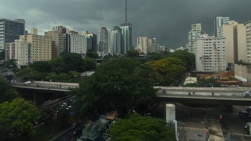 Ciclone extratropical mantém chuva forte no Sul e no Sudeste nesta sexta e no fim de semana; veja previsão