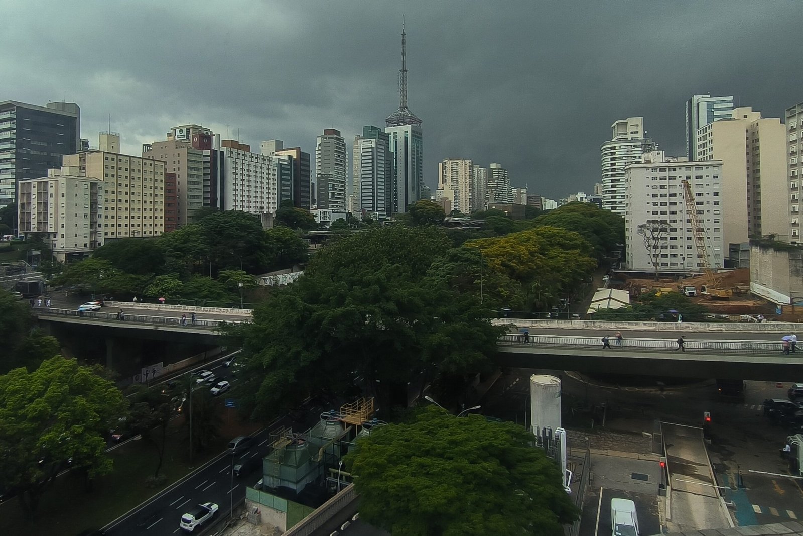 Ciclone extratropical mantém chuva forte no Sul e no Sudeste nesta sexta e no fim de semana; veja previsão