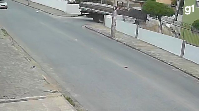 Caminhão perde freio e derruba muro de condomínio em Campina Grande; VÍDEO