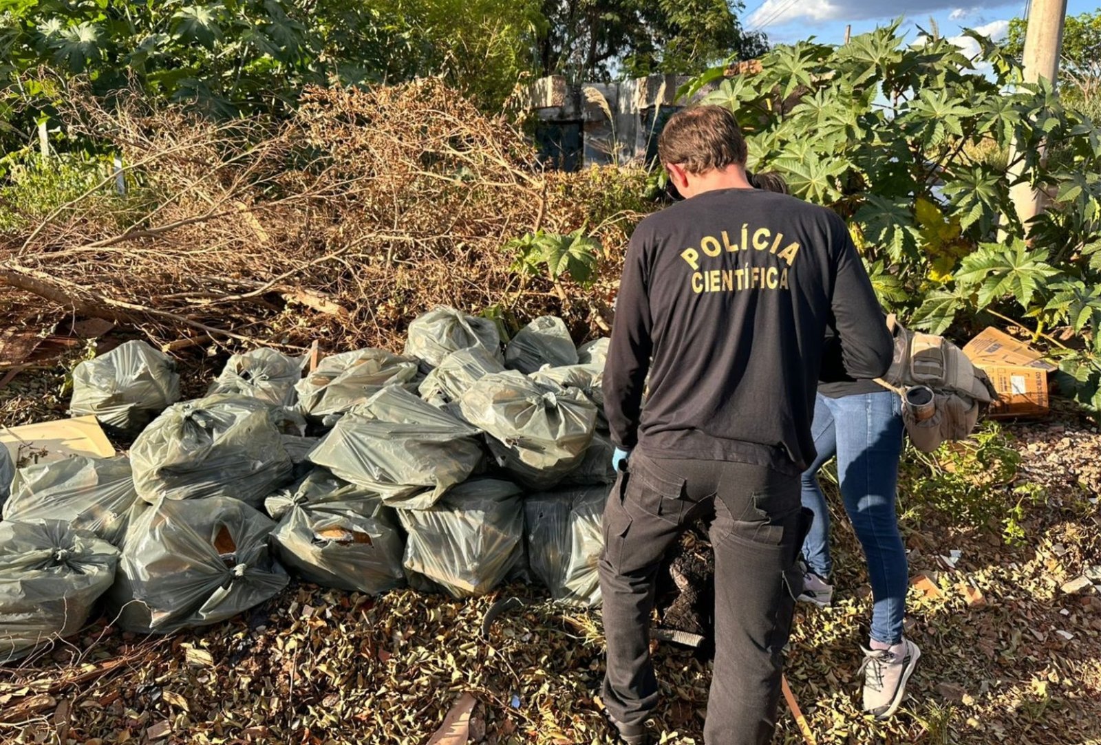 Crime ambiental: casal é preso por descarte ilegal de amianto em terreno público de MS