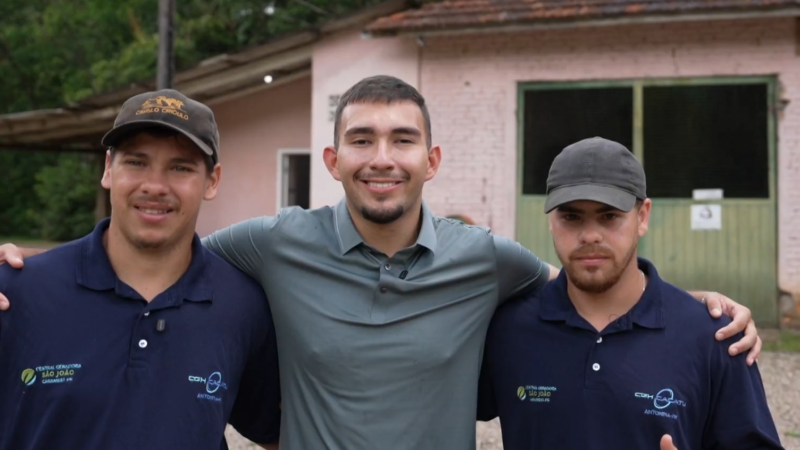 ‘Dois anjos que apareceram’: veja reencontro de jovem que desapareceu no Pico Paraná com funcionários de fazenda que o resgataram