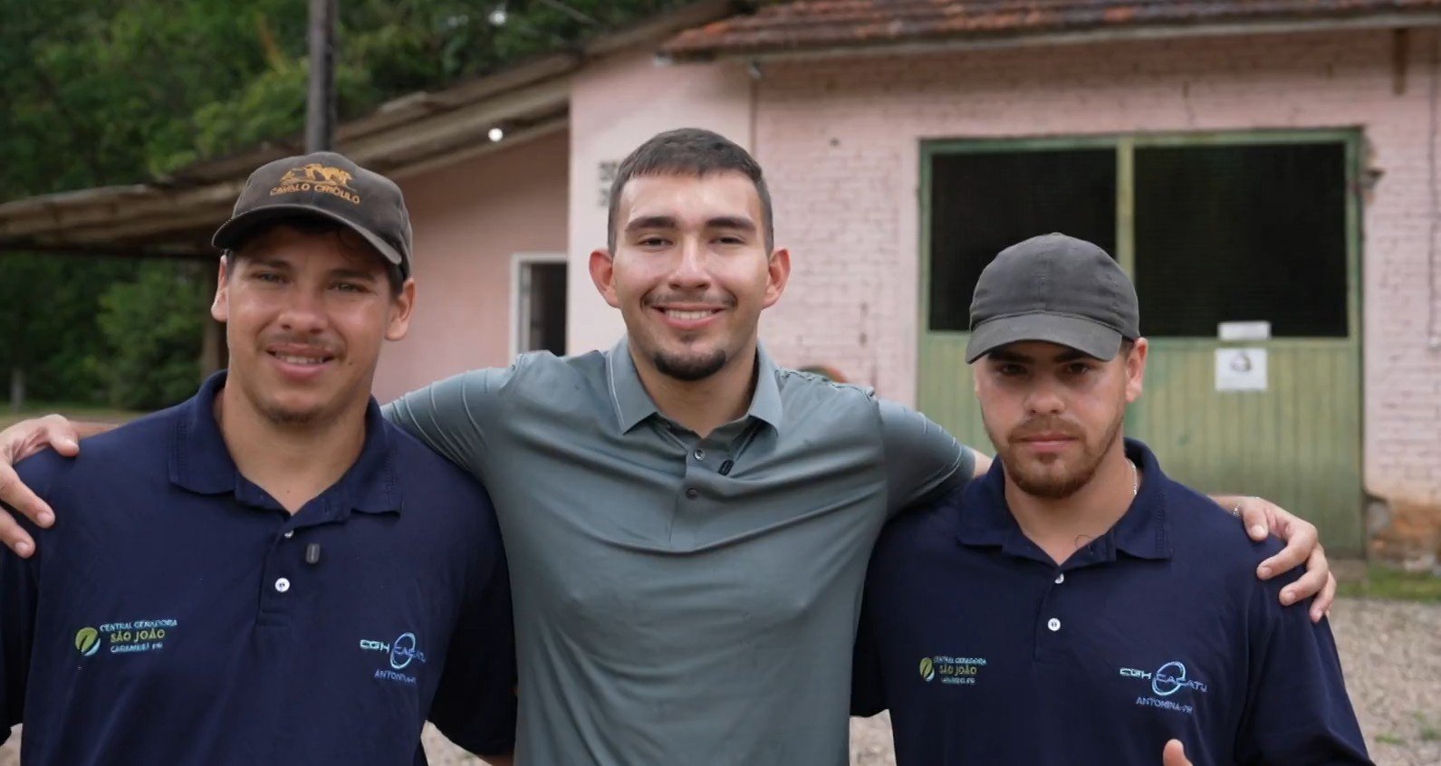 ‘Dois anjos que apareceram’: veja reencontro de jovem que desapareceu no Pico Paraná com funcionários de fazenda que o resgataram
