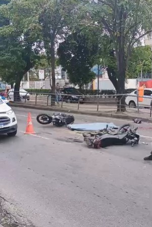 Jovem morre atropelado por ônibus em acidente com motos em Niterói, no RJ
