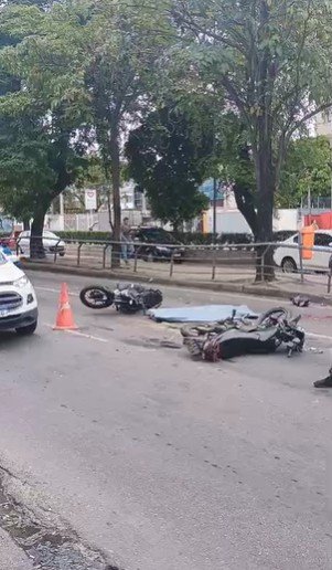 Jovem morre atropelado por ônibus em acidente com motos em Niterói, no RJ