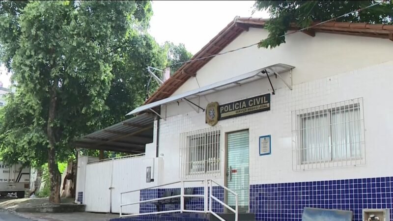 Homem morre eletrocutado ao encostar vara em fiação enquanto tirava mangas, no ES