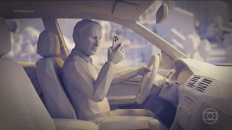 Selfie em moto e mensagens ao volante: novo radar com IA flagra acidentes causados pelo uso do celular