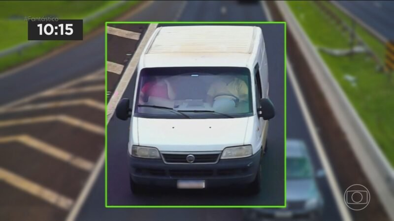 Epidemia da distração: a 80 km/h, 4 segundos no celular equivalem a atravessar um campo de futebol às cegas