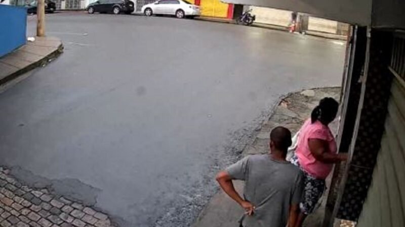 VÍDEO: Mulher é esfaqueada sete vezes pelo ex-companheiro no trabalho em MG