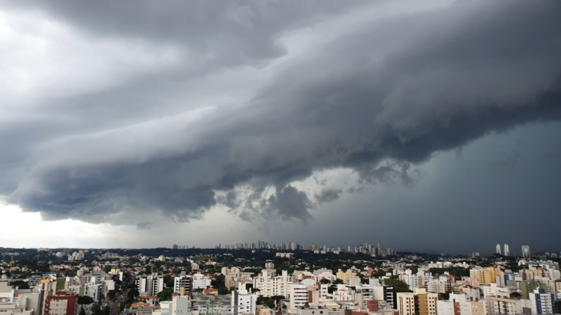 Paraná termina janeiro com alerta de tempestades em 97 cidades; veja lista e previsão do tempo