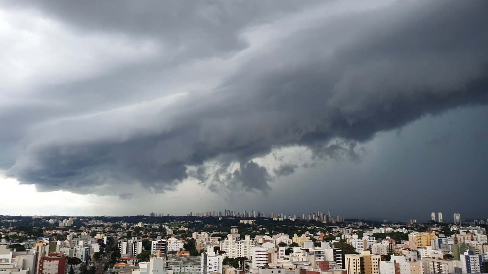 Paraná termina janeiro com alerta de tempestades em 97 cidades; veja lista e previsão do tempo