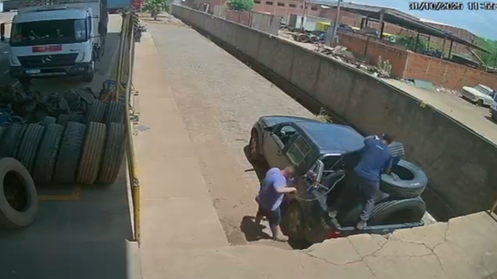 Funcionário indiciado por furto de R$ 12 mil em pneus de empresa diz que recebeu R$ 200 para carregar mercadoria