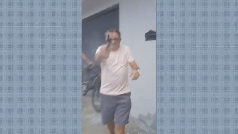 Homem que atirou em vizinho em Caxias está foragido; vídeo mostra disparos