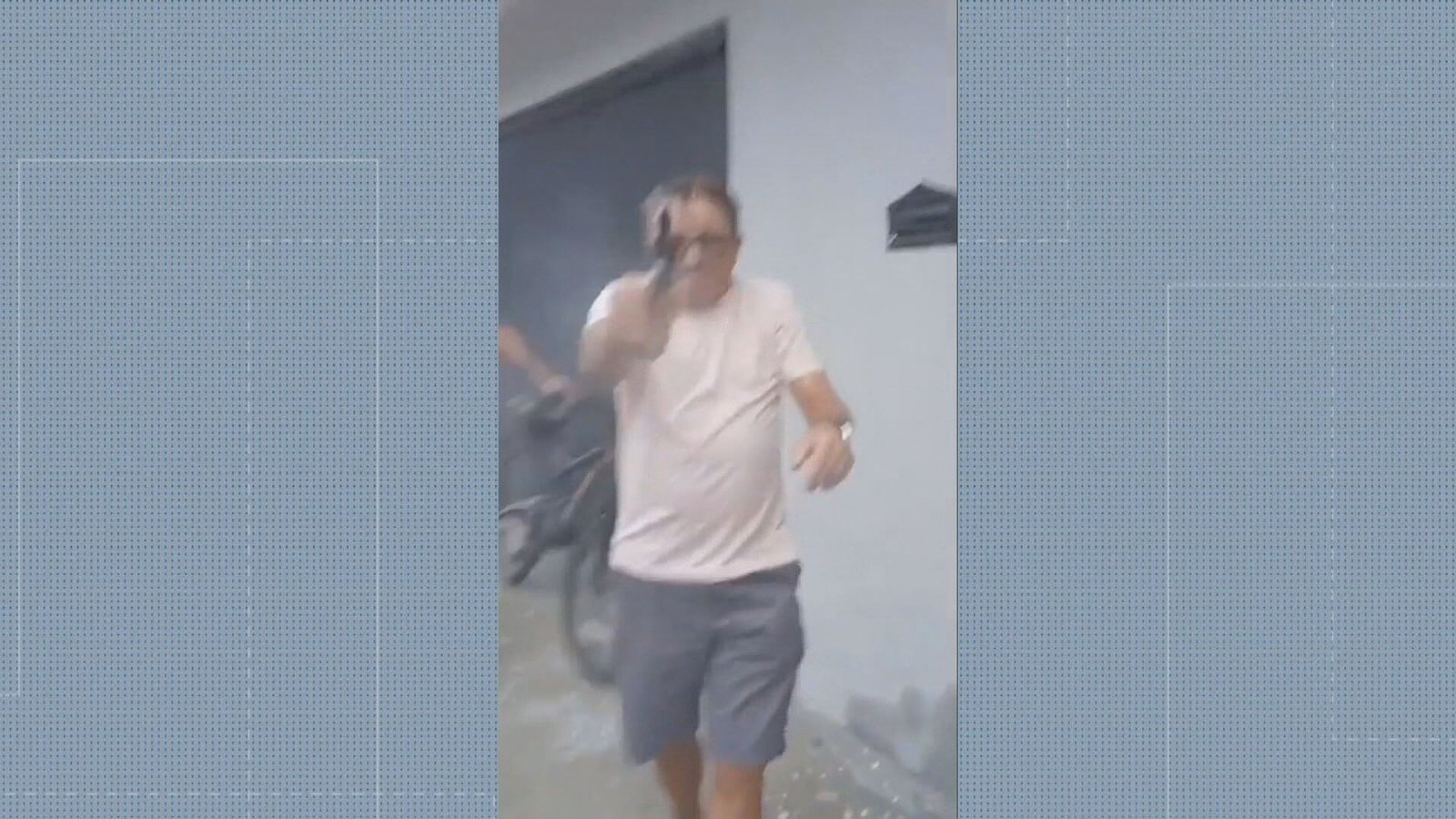 Homem que atirou em vizinho em Caxias está foragido; vídeo mostra disparos