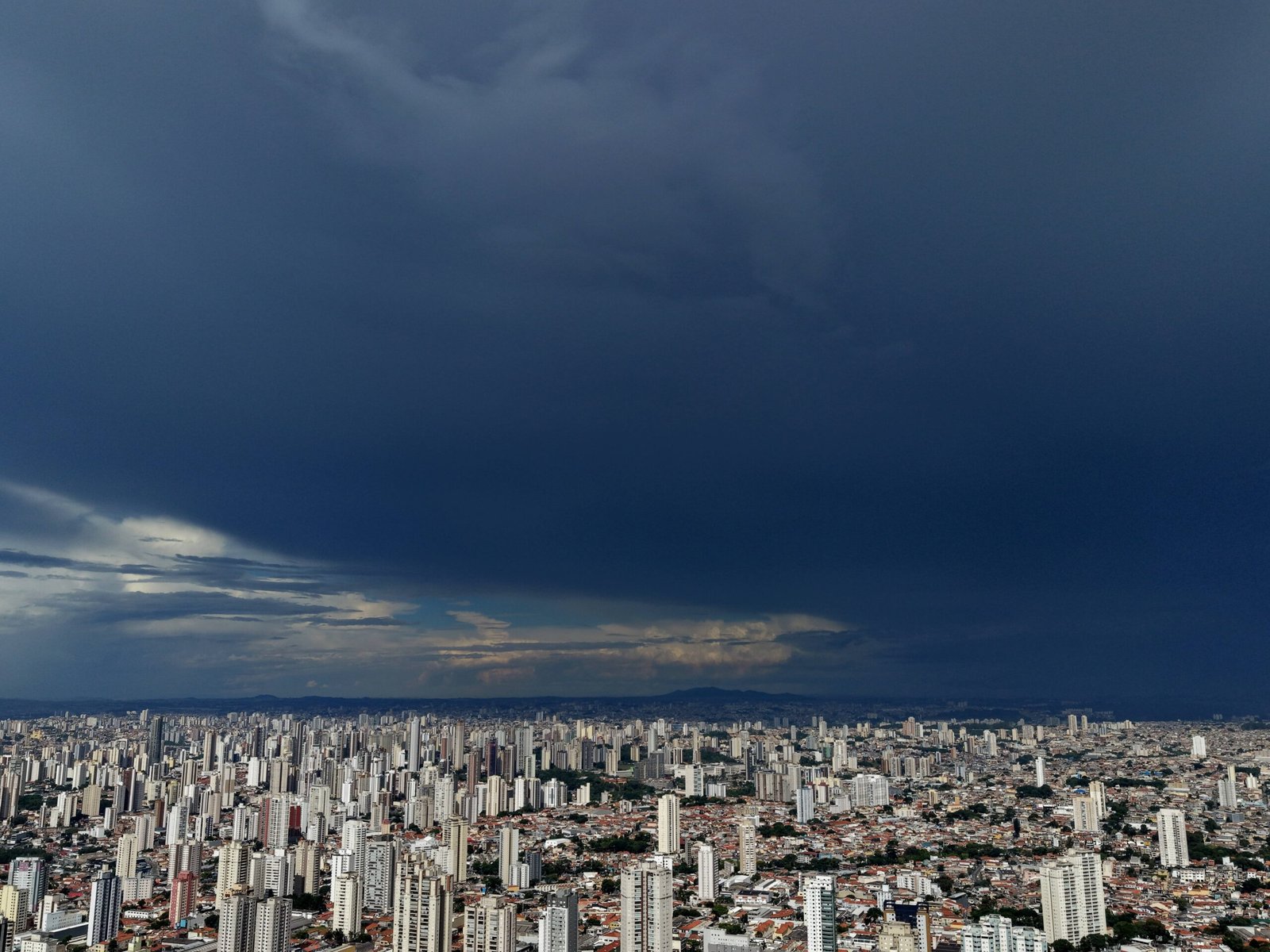 Fevereiro começa quente e com chuva mais frequente no Brasil; veja previsão para o mês