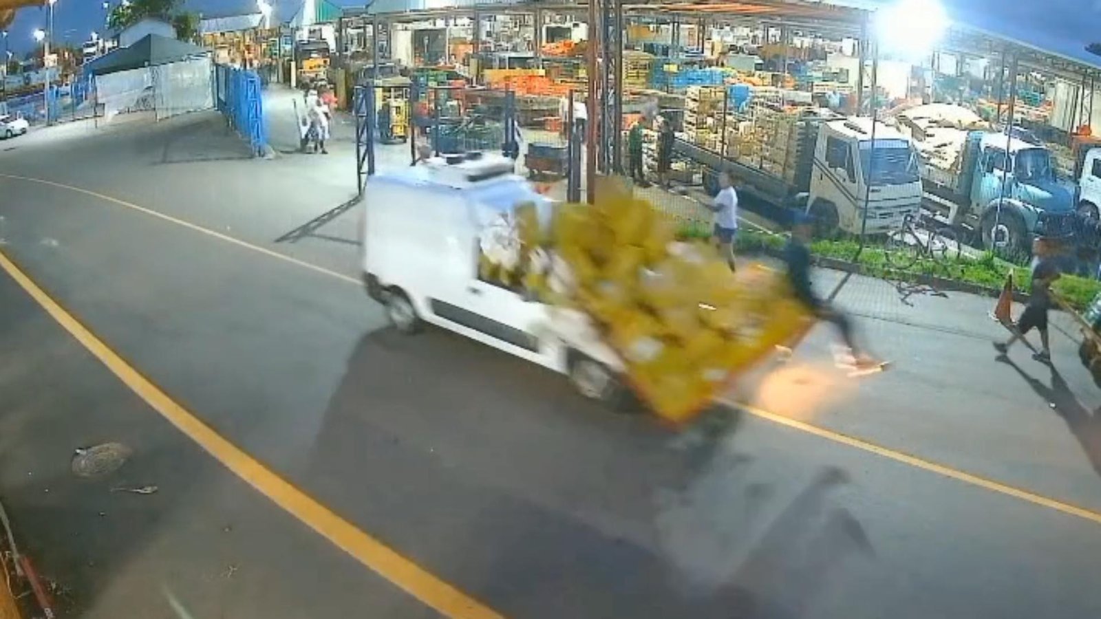 Vídeo mostra trabalhador da Ceasa Curitiba sendo atropelado enquanto empurrava carrinho com frutas