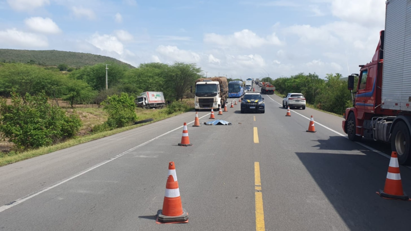Jovem morre atropelada ao tentar saquear carga na BR-116, no interior da Bahia