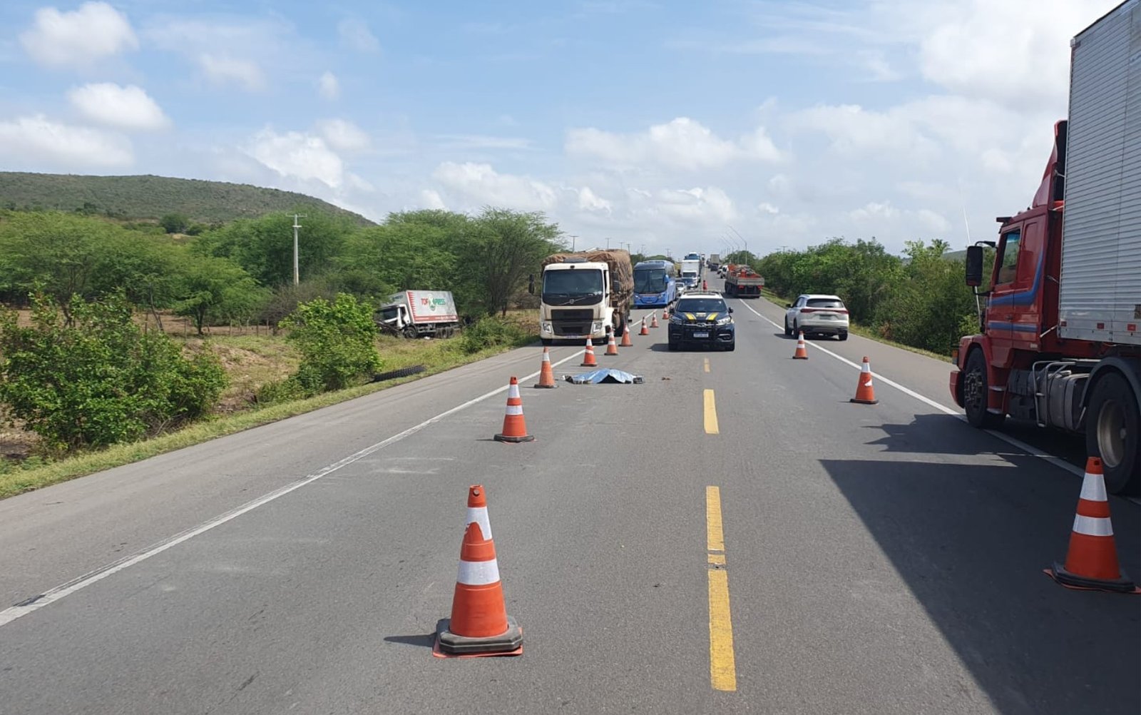 Jovem morre atropelada ao tentar saquear carga na BR-116, no interior da Bahia