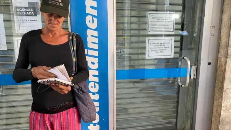 Aposentados passam noite em frente a agência do INSS e dormem em calçada por atendimento no RS