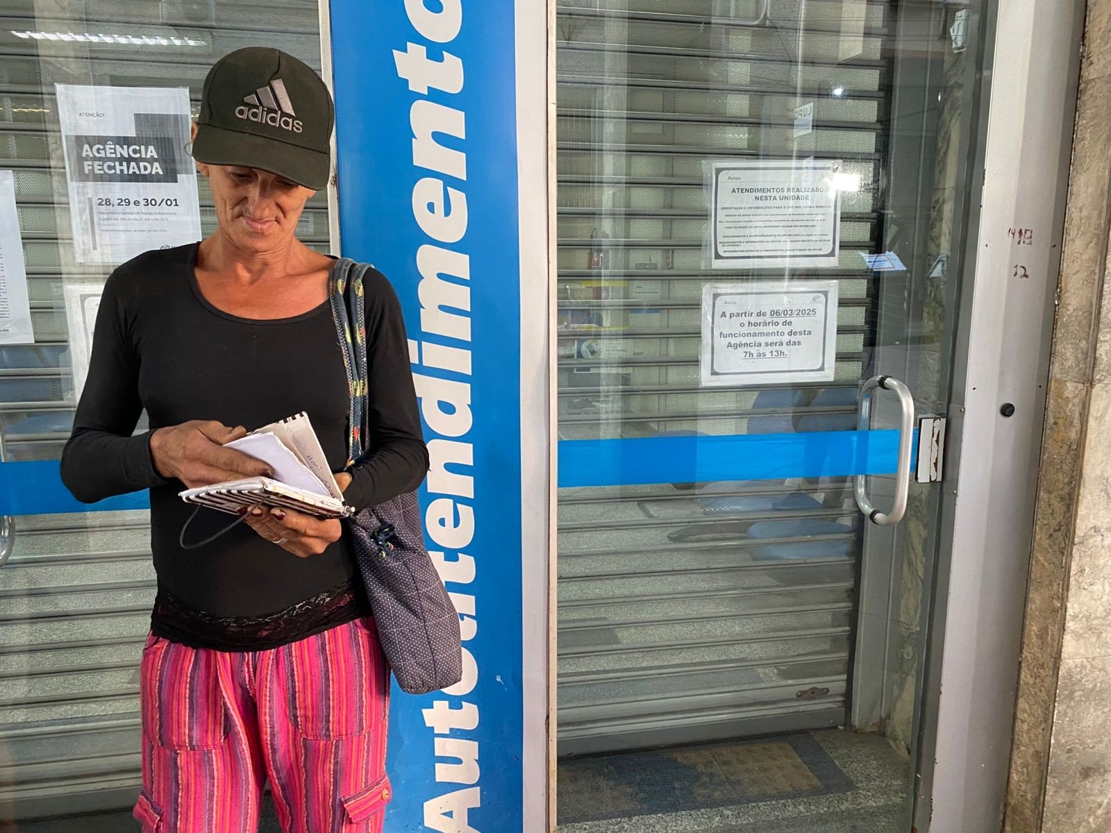 Aposentados passam noite em frente a agência do INSS e dormem em calçada por atendimento no RS