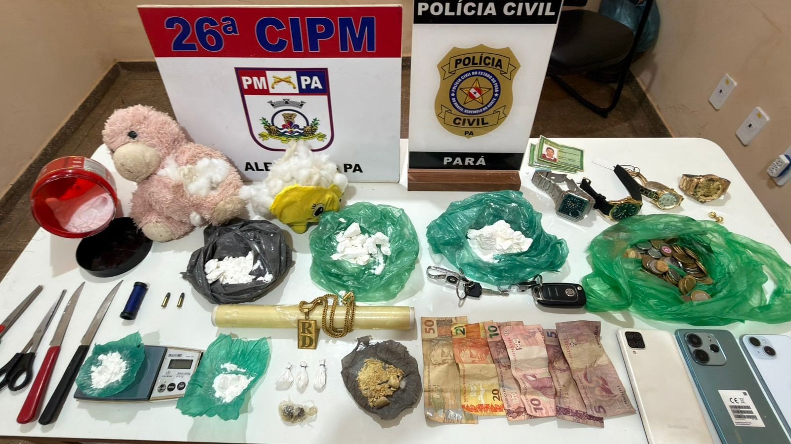 Mulher que ‘chefiava’ tráfico de drogas no bairro Liberdade é presa tentando esconder drogas em ursos de pelúcia em Alenquer