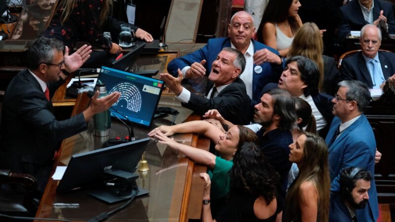 Reforma trabalhista de Milei vai a votação no Senado em meio a greve e protestos nas ruas