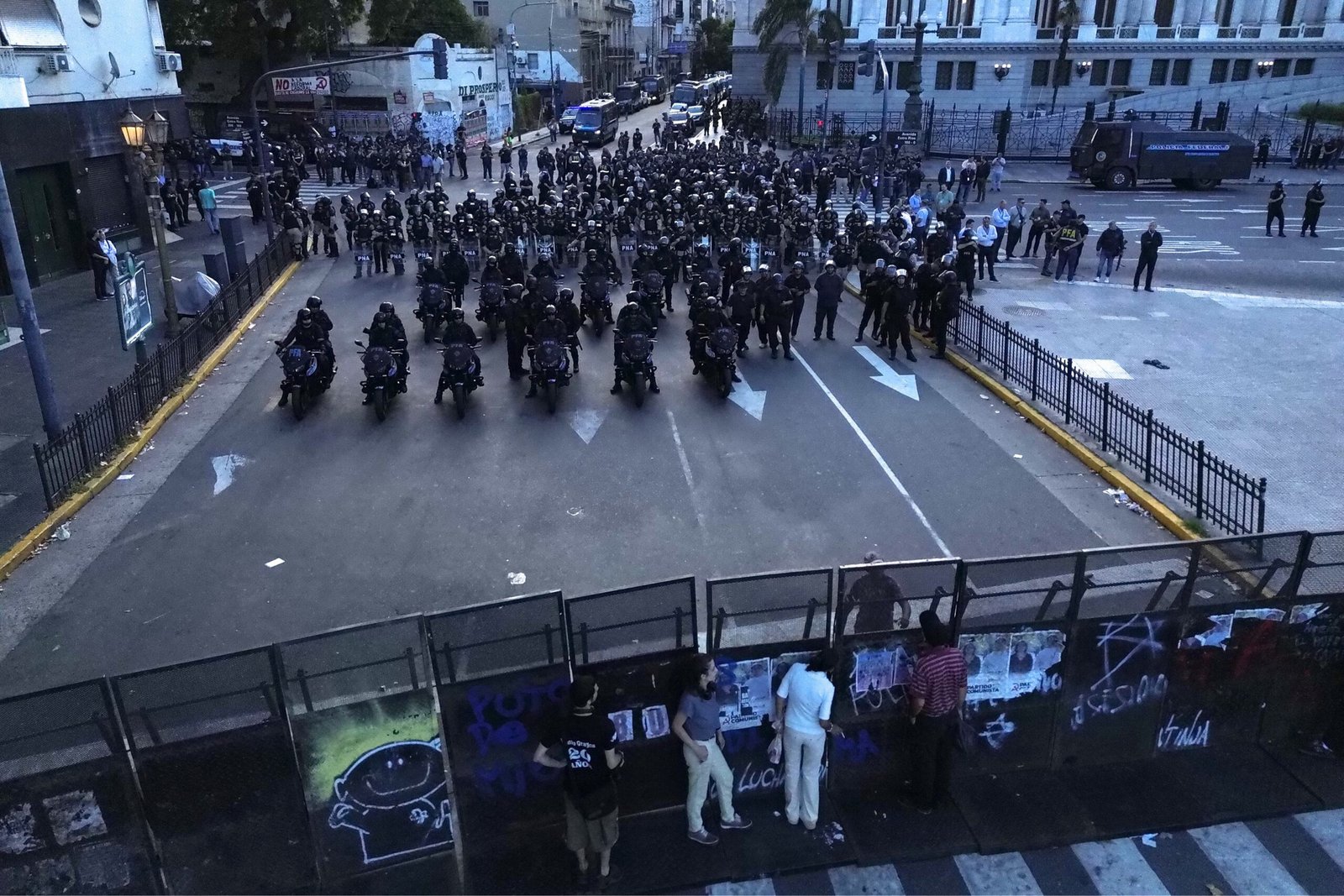 Argentina tem nova greve em dia de discussão sobre redução de maioridade penal e reforma trabalhista no Congresso