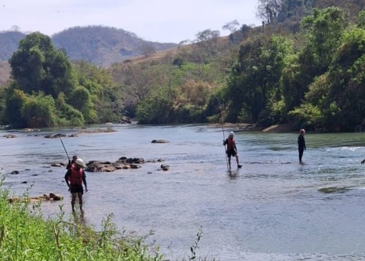 Bombeiros fazem buscas por jovem que escorregou e se afogou em cachoeira em Astolfo Dutra