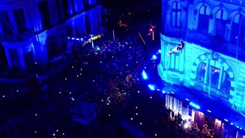 Anderson Neiff voa sobre plateia e surpreende fãs ao chegar ao palco de tirolesa no carnaval do Recife; VÍDEO