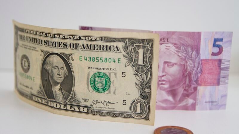 Dólar abre em alta com foco no boletim Focus e no PMI do Brasil e dos EUA