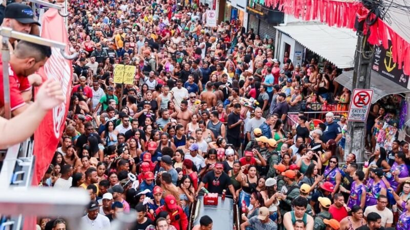 Homem é preso após fingir ser policial civil e desacatar PMs em bloco de carnaval no Recife