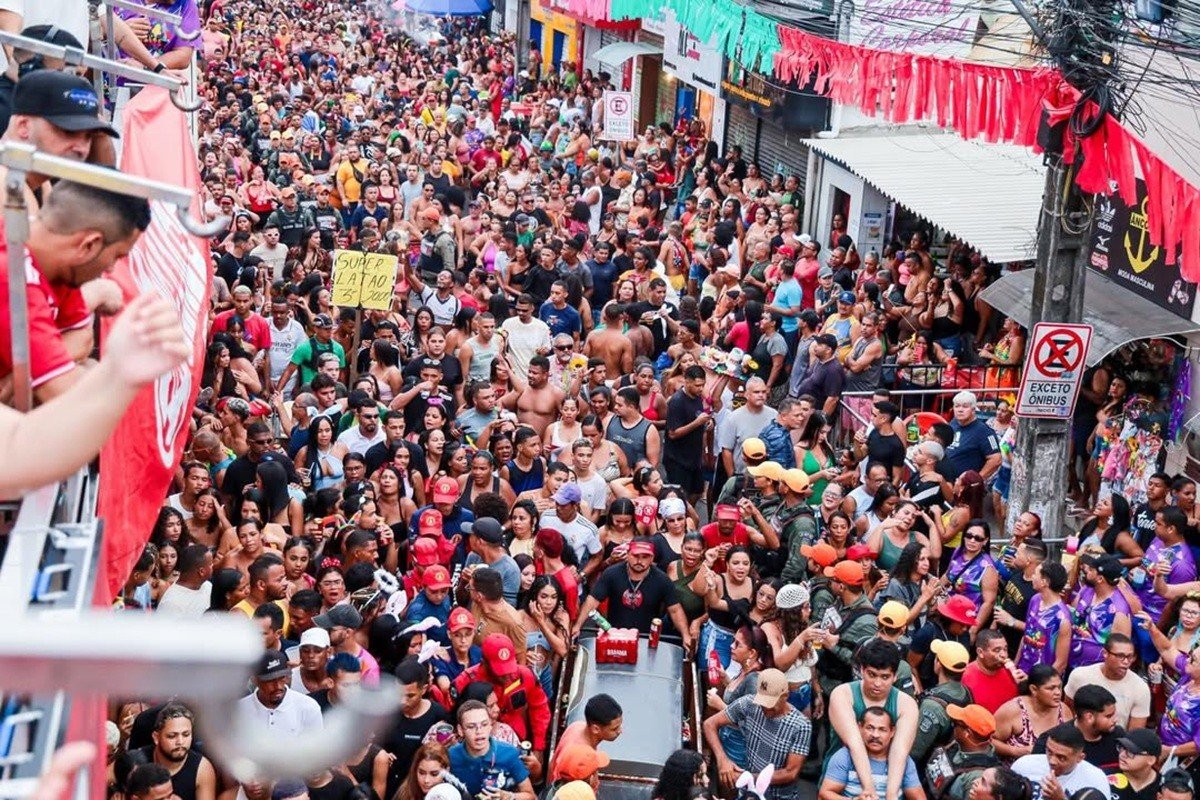 Homem é preso após fingir ser policial civil e desacatar PMs em bloco de carnaval no Recife
